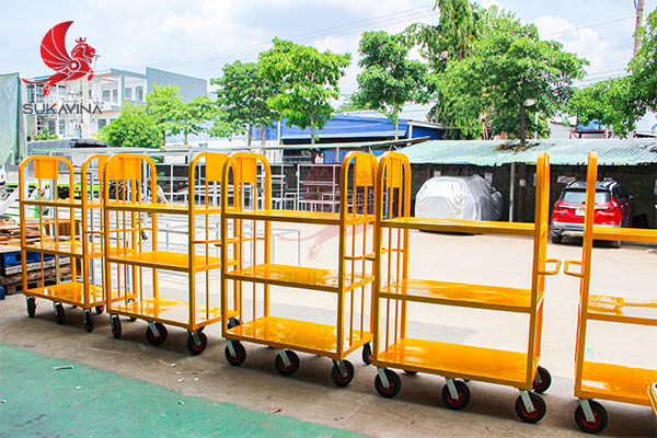 Xe đẩy 4 bánh khung thép sơn tĩnh điện – chắc chắn, chịu tải tốt cho nhà xưởng cơ khí.